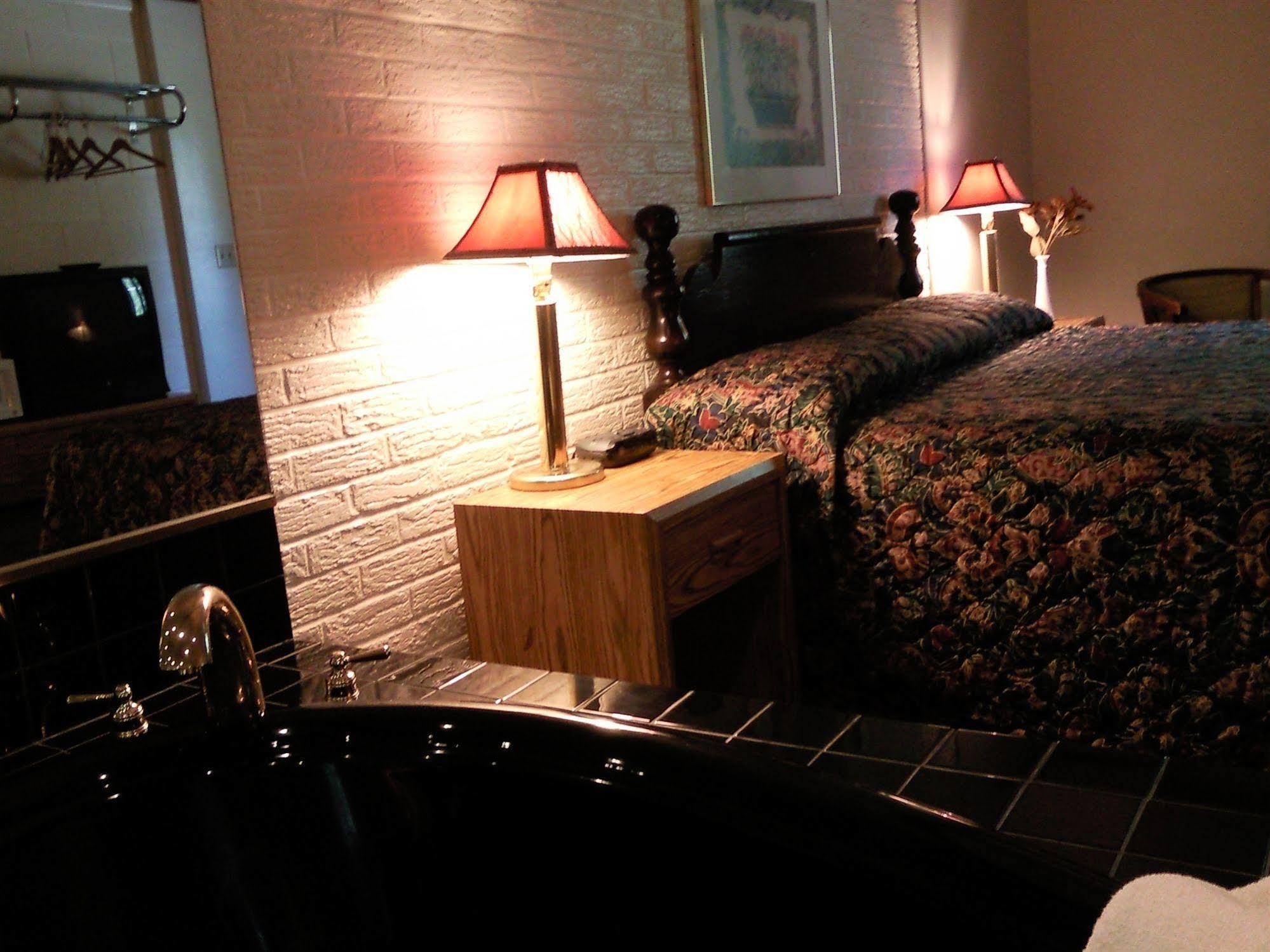 Colonial Inn Mercer-Grove City الغرفة الصورة